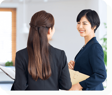 女性二人が話をしている