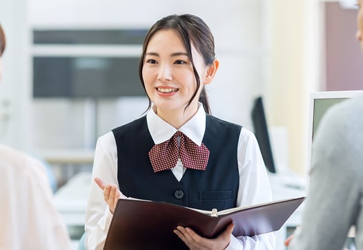 女性がお客さんと会話しているところ