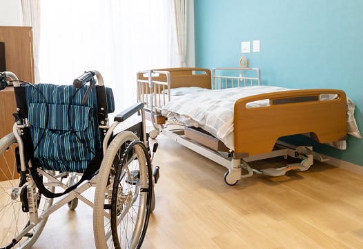 部屋に車椅子とベットがある