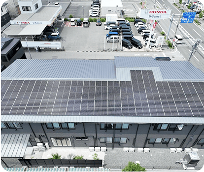 屋根一面に設置した太陽光パネルの近景