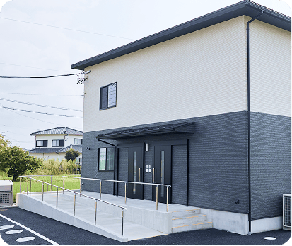 玄関スロープ付きの施設外観